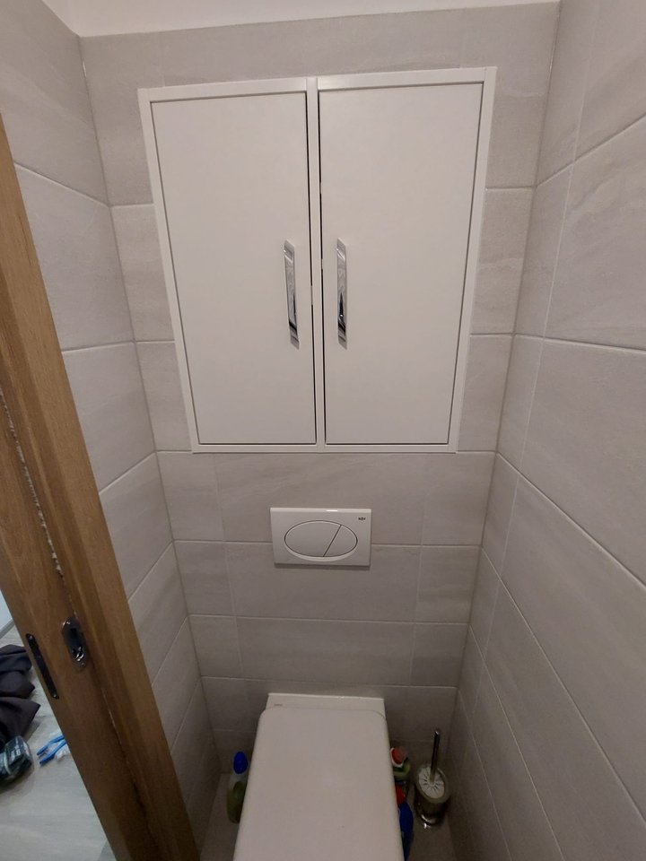 Skříňka s úložným prostorem nad WC keramikou