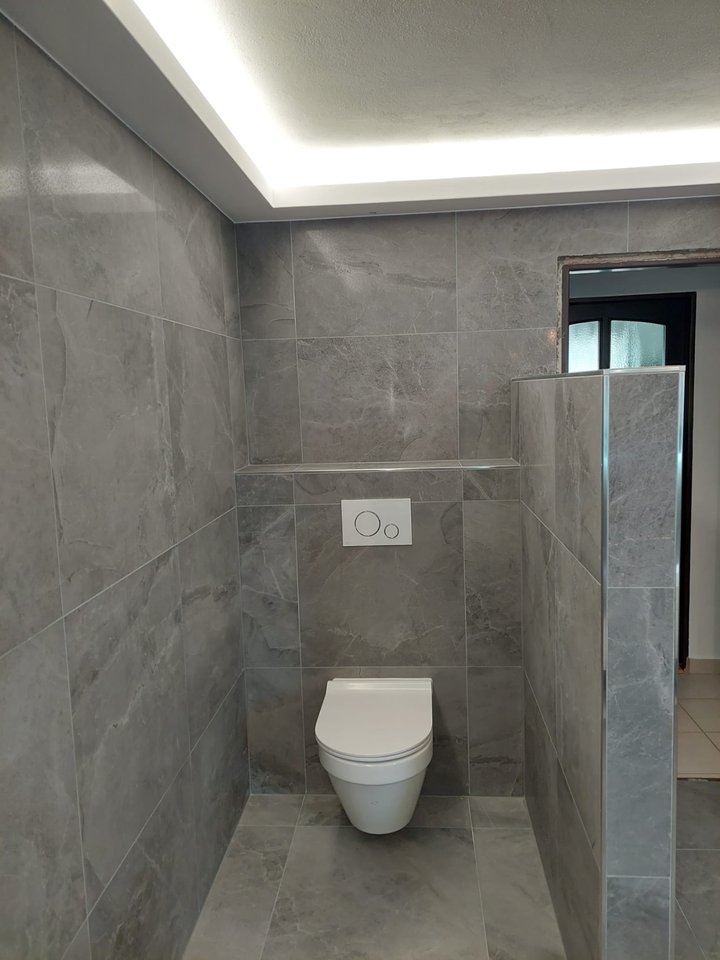 Šedé WC se sprchovým koutem