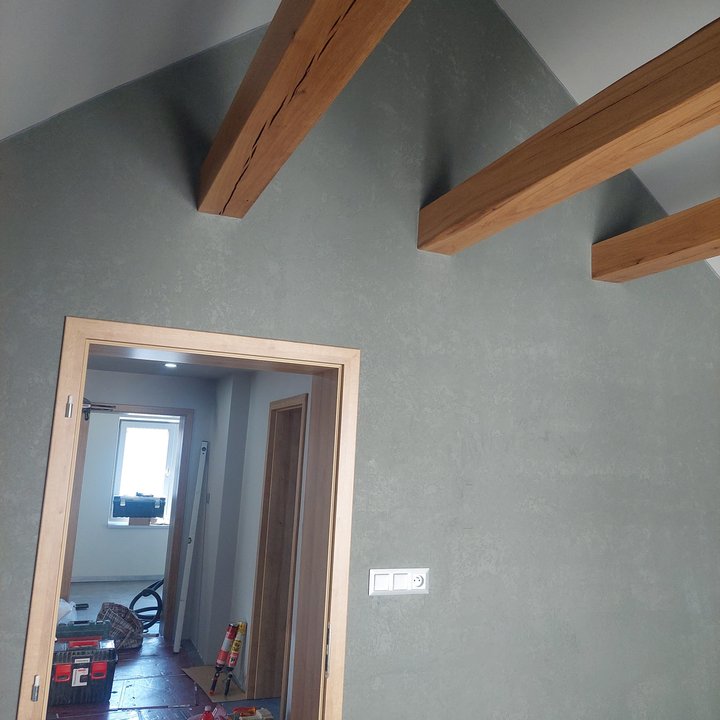 Chodba s dřevěnými trámy a stěrkou