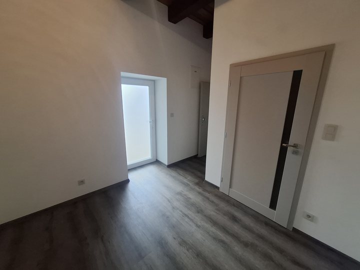 Dokončená místnost s novou dřevěnou podlahou
