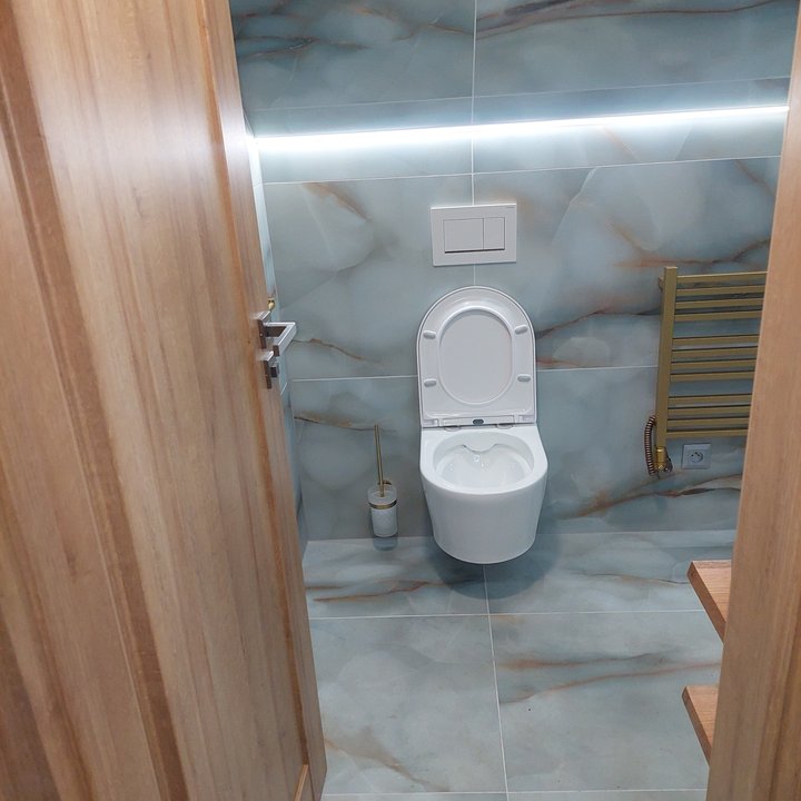 Závěsné WC s mramorovým obkladem a LED osvětlením
