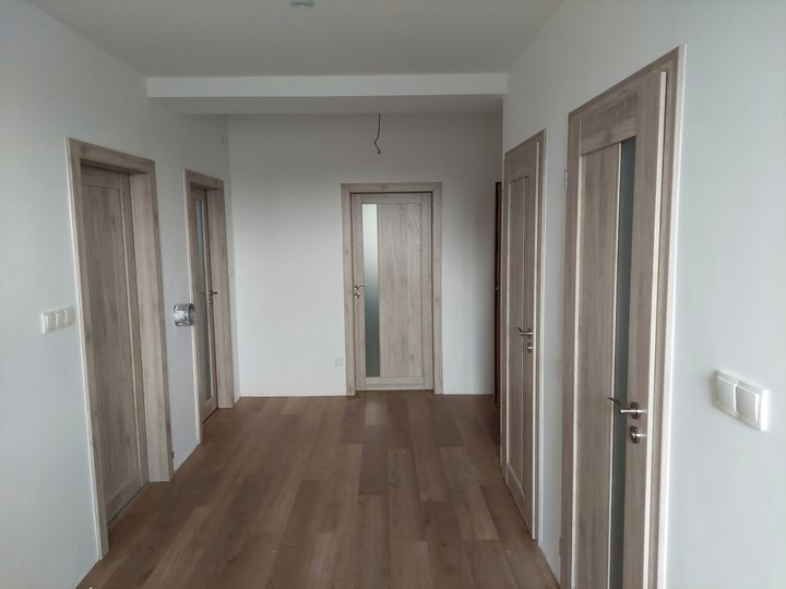 Chodba s interiérovými dveřmi