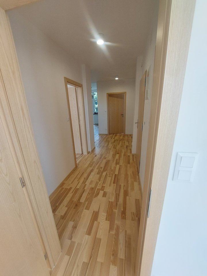 Chodba po rekonstrukci se světlou podlahou