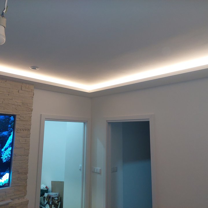 Sádrokartonový podhled s nepřímým osvětlením