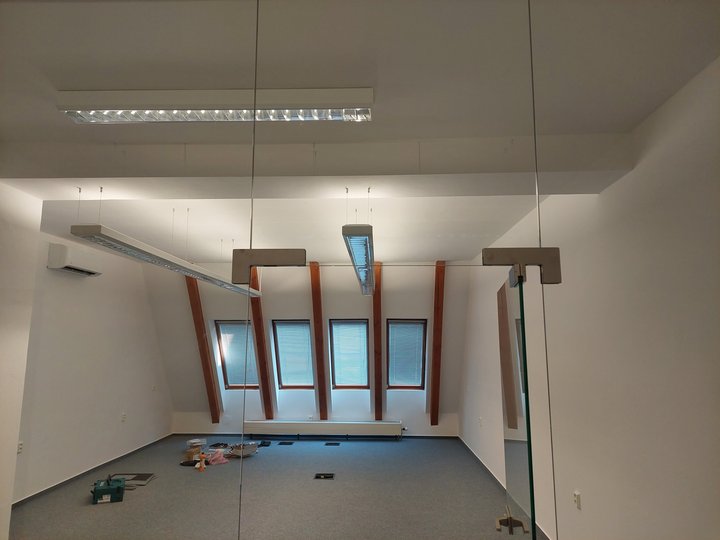 Velký prostor s okny před dokončením podhledů